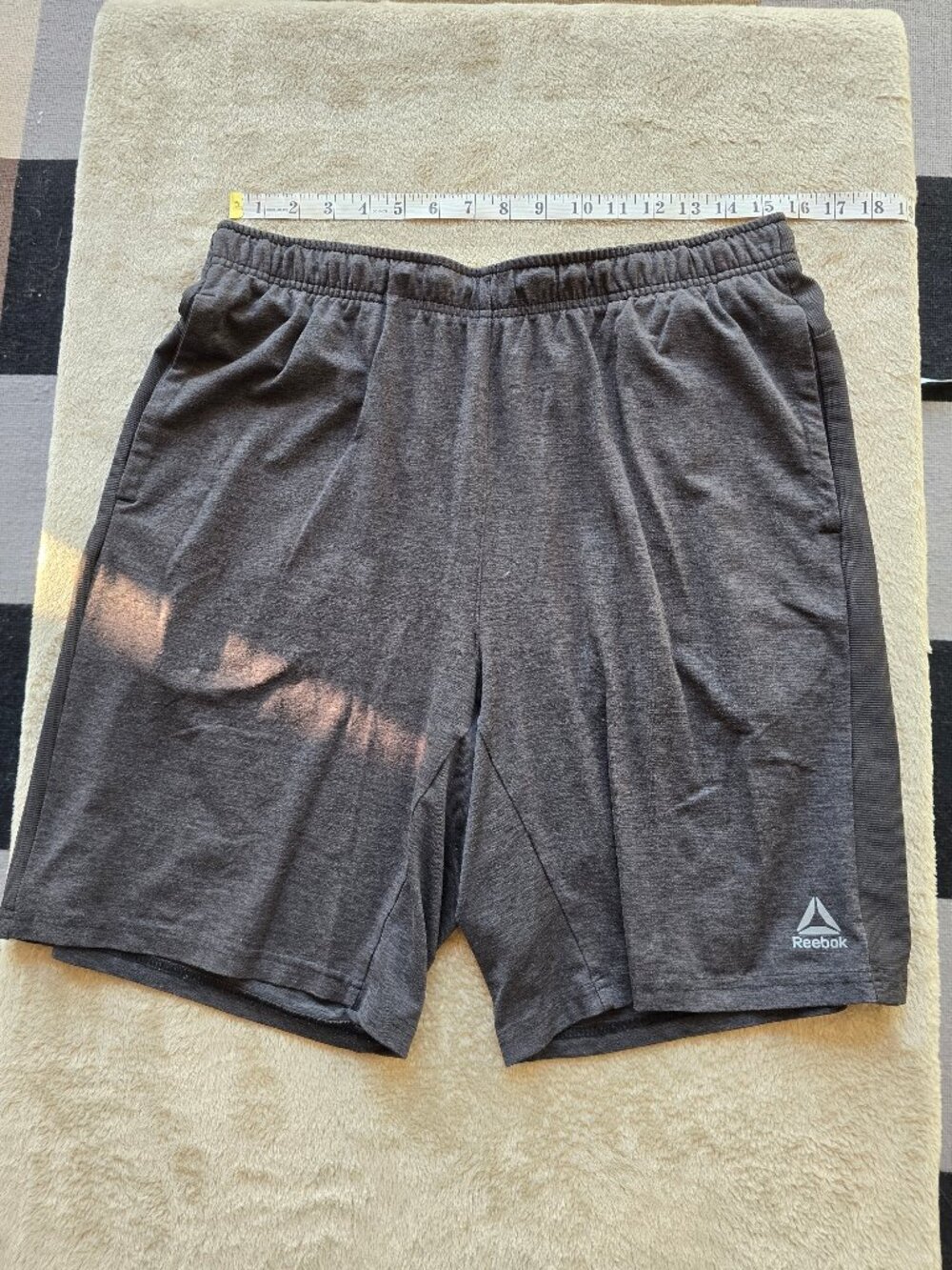 Reebok Men's Heather Gray Athletic Workout Shorts – Size large